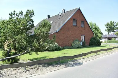 Das Gebäude in dem sich das Ferienhaus befindet