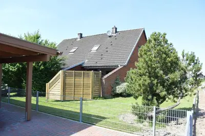 Das Gebäude in dem sich das Ferienhaus befindet