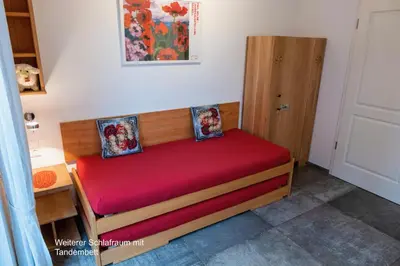 Ein Bett oder Betten in einem Zimmer der Unterkunft Pole Poppenspäler mit Ladestation