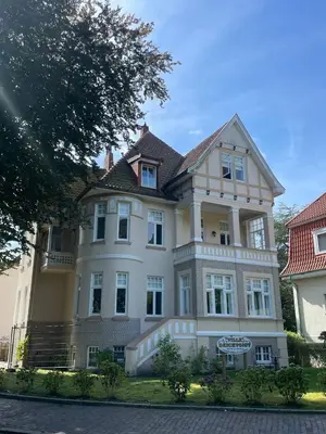 Das Gebäude in dem sich die Villa befindet