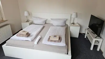 Ein Bett oder Betten in einem Zimmer der Unterkunft Hotel Dorfkrug Büsum - günstige Altbauzimmer Am Oland