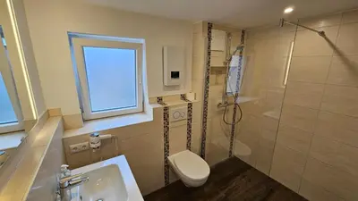 Ein Badezimmer in der Unterkunft Hotel Dorfkrug Büsum - günstige Altbauzimmer Am Oland