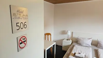 Ein Bett oder Betten in einem Zimmer der Unterkunft Hotel Dorfkrug Büsum - günstige Altbauzimmer Am Oland