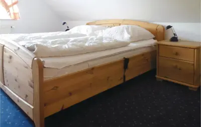 Ein Bett oder Betten in einem Zimmer der Unterkunft Beautiful Home In Wurster Nordseeküste