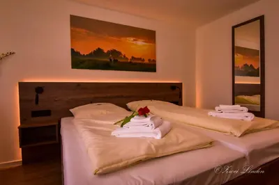 Ein Bett oder Betten in einem Zimmer der Unterkunft Hotel Zwei Linden - links der Elbe - Niedersachsen