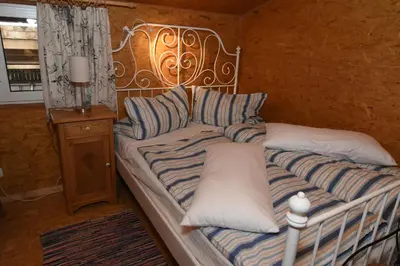 Ein Bett oder Betten in einem Zimmer der Unterkunft kleines Appartment auf Gestütsanlage