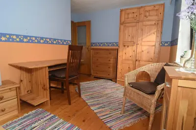 Ein Sitzbereich in der Unterkunft Ferienwohnung in herrlicher Waldrandlage