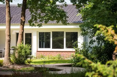 Ein Garten an der Unterkunft NordseeHeide-Lodges Cuxhaven
