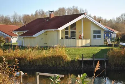Das Gebäude in dem sich das Ferienhaus befindet