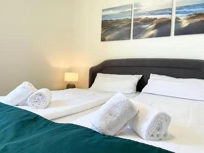 Ein Bett oder Betten in einem Zimmer der Unterkunft Strandhochhaus Whg. J12