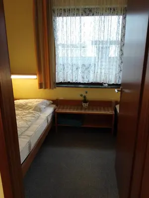 Ein Bett oder Betten in einem Zimmer der Unterkunft Strandnahe Ferienwohnung Duhnen - Garten, Strandkorb, 4 Personen