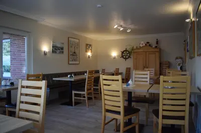 Ein Restaurant oder anderes Speiselokal in der Unterkunft Hotel Haus am Meer