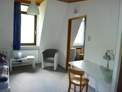 Ein Sitzbereich in der Unterkunft Ehemaliges Waldkurhaus Drangstedt