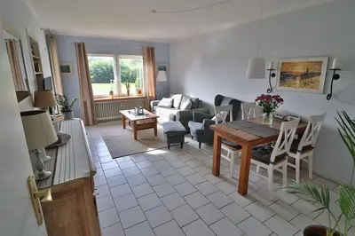 Ein Sitzbereich in der Unterkunft Freundliche Ferienwohnung direkt hinter dem Deich