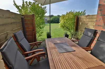 Ein Garten an der Unterkunft Freundliche Ferienwohnung direkt hinter dem Deich