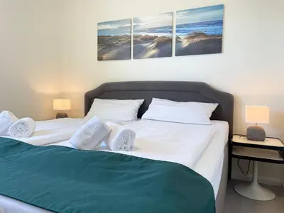 Ein Bett oder Betten in einem Zimmer der Unterkunft Strandhochhaus J12