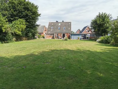 Ein Garten an der Unterkunft Ferienhaus Domizil Wattenmeer