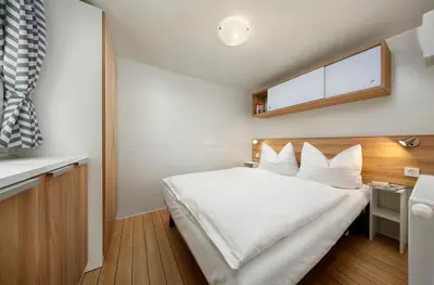 Ein Bett oder Betten in einem Zimmer der Unterkunft KNAUS Campingpark Wingst