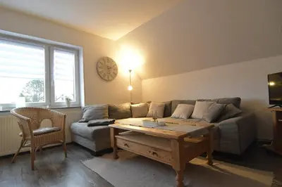 Ein Sitzbereich in der Unterkunft Kleine Ferienwohnung Bederkesa