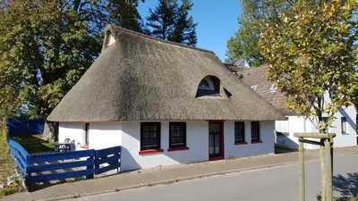 Das Gebäude in dem sich das Ferienhaus befindet