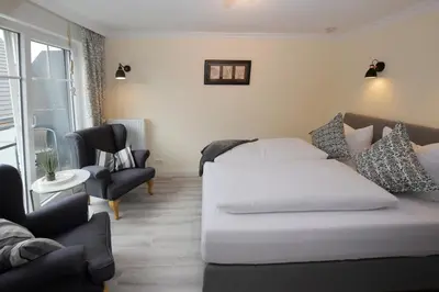Ein Bett oder Betten in einem Zimmer der Unterkunft Hotel-Pension Achtern Diek