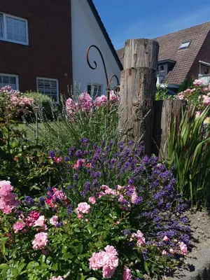 Ein Garten an der Unterkunft Hotel-Pension Achtern Diek