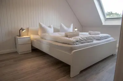 Ein Bett oder Betten in einem Zimmer der Unterkunft Ferienwohnung 'Haus Ingeborg, Wohnung 3/OG'