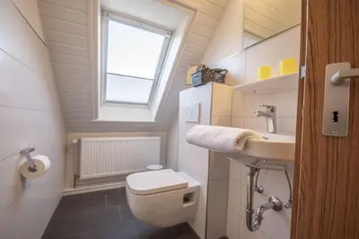 Ein Badezimmer in der Unterkunft Ferienwohnung 'Haus Ingeborg, Wohnung 3/OG'