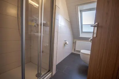 Ein Badezimmer in der Unterkunft Ferienwohnung 'Haus Ingeborg, Wohnung 3/OG'
