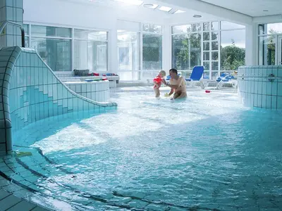 Der Swimmingpool an oder in der Nähe von Hotel Am Medemufer