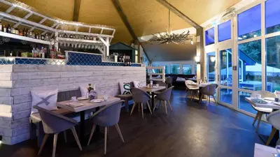 Ein Restaurant oder anderes Speiselokal in der Unterkunft Hotel Am Medemufer