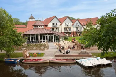 Blick auf einen Fluss in der Nähe des Hotels