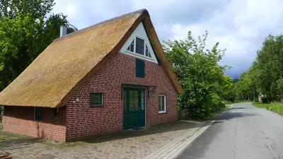 Das Gebäude in dem sich das Ferienhaus befindet