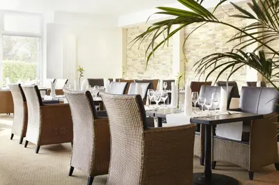 Ein Sitzbereich in der Unterkunft nordica Hotel Friesenhof