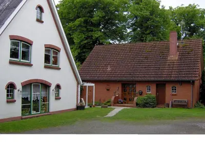 Das Gebäude in dem sich das Ferienhaus befindet
