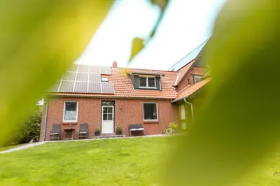 Ein Garten an der Unterkunft Nordseehof Brömmer
