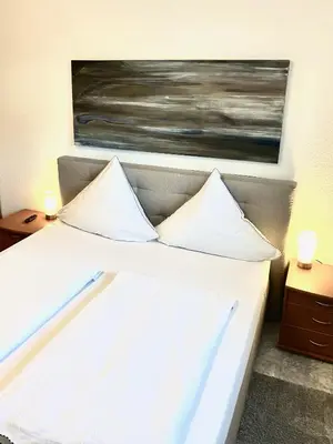 Ein Bett oder Betten in einem Zimmer der Unterkunft Lüttje Huus Frieda mit Strandkorb am Strand von Mai bis September