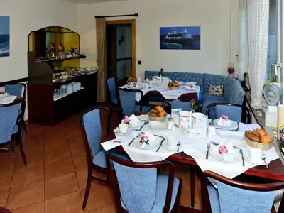 Ein Restaurant oder anderes Speiselokal in der Unterkunft Haus Thorwarth - Hotel garni