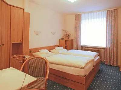 Ein Bett oder Betten in einem Zimmer der Unterkunft Haus Thorwarth - Hotel garni
