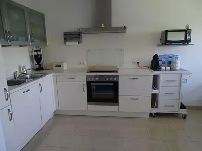 Küche/Küchenzeile in der Unterkunft Wunderschöne Ferienwohnung ´Mal seh´n`direkt am Nordseedeich