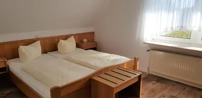 Ein Bett oder Betten in einem Zimmer der Unterkunft Landhaus Braband Ferienwohnungen - Gustav-Schönleber-Weg 2