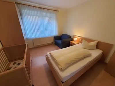 Ein Bett oder Betten in einem Zimmer der Unterkunft Landhaus Braband Ferienwohnungen - Gustav-Schönleber-Weg 27