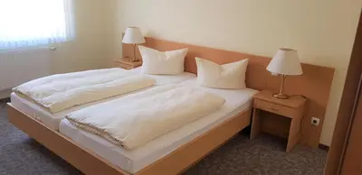Ein Bett oder Betten in einem Zimmer der Unterkunft Landhaus Braband Ferienwohnungen - Gustav-Schönleber-Weg 27