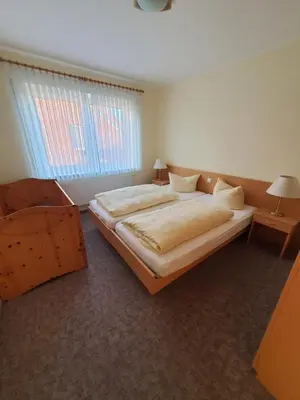 Ein Bett oder Betten in einem Zimmer der Unterkunft Landhaus Braband Ferienwohnungen - Gustav-Schönleber-Weg 27