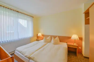 Ein Bett oder Betten in einem Zimmer der Unterkunft Landhaus Braband Ferienwohnungen - Gustav-Schönleber-Weg 27
