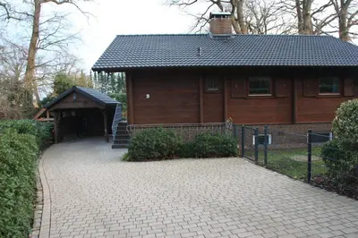 Das Gebäude in dem sich das Ferienhaus befindet