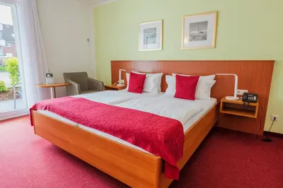 Ein Bett oder Betten in einem Zimmer der Unterkunft Hotel Hafen Büsum