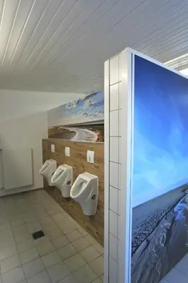 Ein Bett oder Betten in einem Zimmer der Unterkunft StrandGutkoje auf dem Campingplatz Strandgut