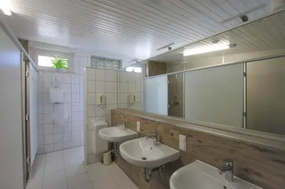 Ein Badezimmer in der Unterkunft StrandGutkoje auf dem Campingplatz Strandgut