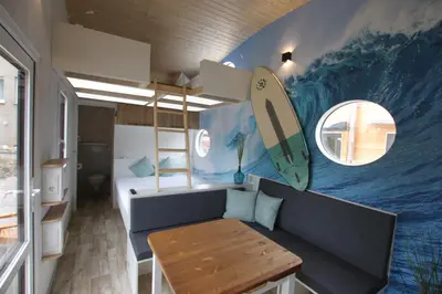 Ein Sitzbereich in der Unterkunft Tiny Wave Tiny House auf dem Campingplatz Strandgut